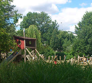 Großer Spielplatz am Kanal