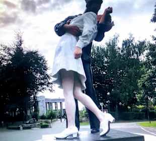 Vor dem Museum, die Statue der Freunschaft