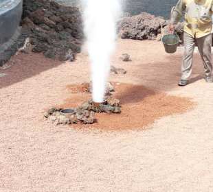 Wasserfontäne schießt aus dem Loch