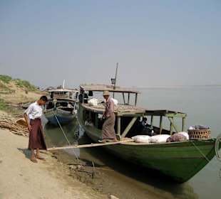 Bootsfahrt zum Gautama Hill