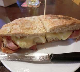 Schmackhaftes Brot mit Speck und Käse