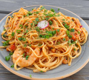 Gute Nudeln mit gegrillten Knoblauch-Garnelen