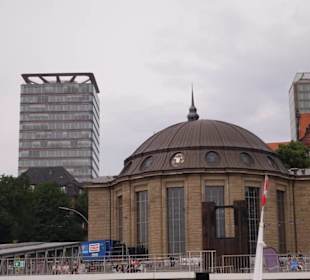 Hier gehts hinein in den Alten Elbtunnel