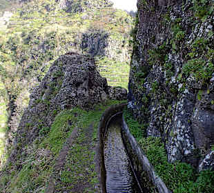 Links geht´s fast  senkrecht runter