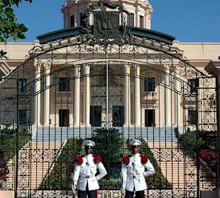 Das weiße Haus in beige