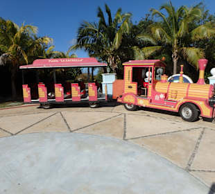 Der kleine Zug fährt die benachbarten Hotels an