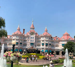 Eingang Disneyland mit Hotel