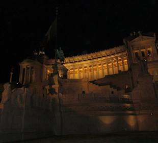 Ein riesiges Marmormonument am Piazza Venezia
