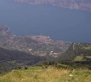 Blick vom Berg Monte Baldo auf Malcesine