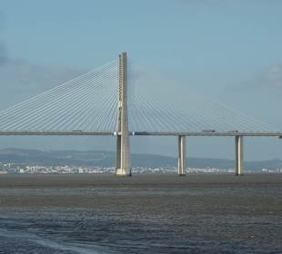 Blick auf die 17 km lange Ponte Vasco da Gama