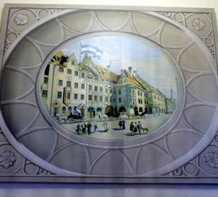 Gemälde im Aufgang zum Saal