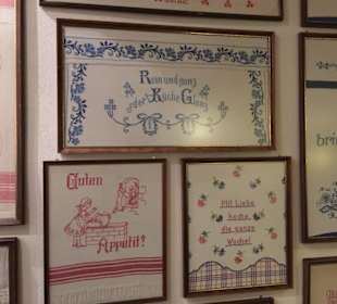 Im Eingang historische Handarbeiten