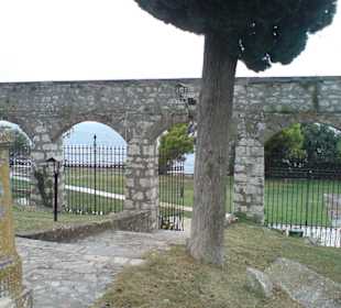 Vor der Kirche S.Euphemia