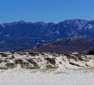 Widok z plaży w Marmari na wzgórza