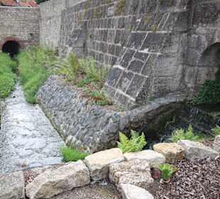 Bachdurchlauf im Schlosshof