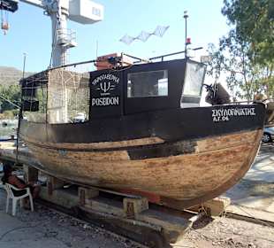 Reparatur eines alten Fischerbootes