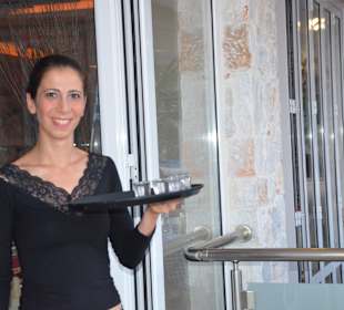 Ein Ouzo bitte.Danke.Ena Ouzo parakalo. Efchariso.