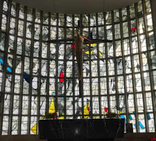 Jesus am Kreuz vor dem Chorfenster im Chorraum