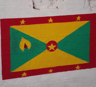 Nationalflagge an einer Mauer