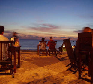 Abendliches Fischessen am Strand 