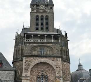 Im Domhof von Aachen