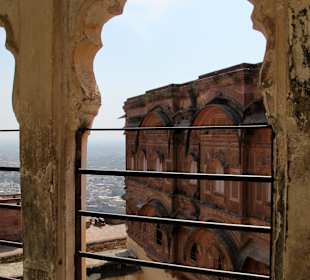 Blick aus einem Palastfenster zum Innenhof