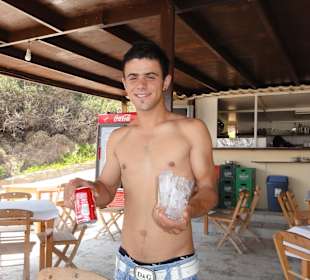 Taverna Nikolas, sympatický číšník Denis