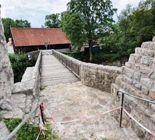 An der Eingangsbrücke