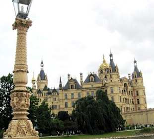 Das Schloss liegt auf einer Insel