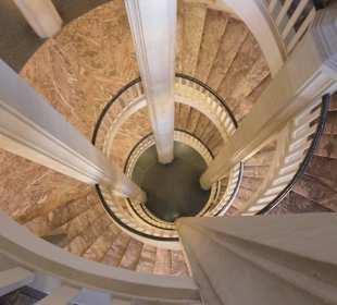 "Nach unten" - Wendeltreppe im Schloss