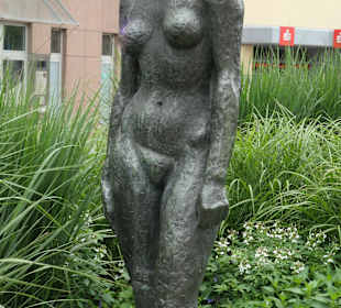 Nackte junge Frau am Burtscheider Markt