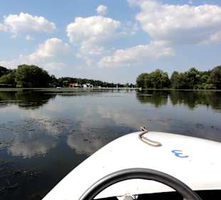 Blick über den Bug auf den Kiessee