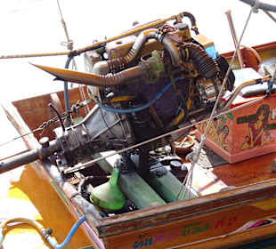 Mit dem Longtailboot zum Amphawa Floating Markt