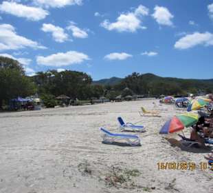 Unaufdringliche Verkaufsstände im Hintergrund