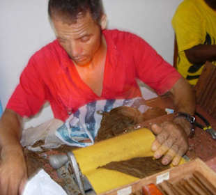 Mann beim Zigarren herstellen