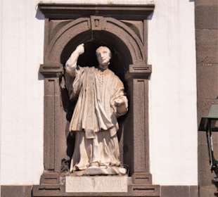 Skulpturen an der Fassade der Jesuitenkirche