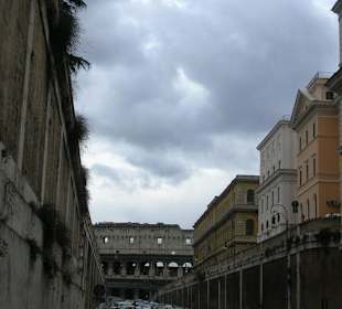 Colosseo sullo sfondo