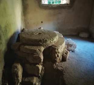 Ein restaurierter Mühlenstein aus dem alten Myli