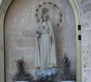 Madonna hinter Glas