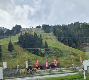 Viele Baumaschinen vor Ort