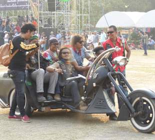 Seltene Gefährte, Hintergrund eine der Bühnen