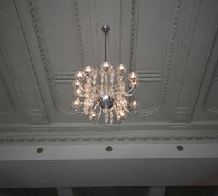 Kronleuchter erhellen die Räume