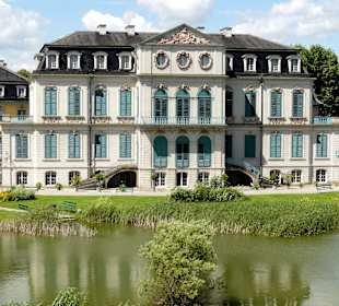 Parkseite des Schlosses mit Teich