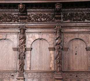 Rückwand an der Empore