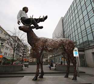 Denkmal bei Karstadt ("Mann mit Hirsch")