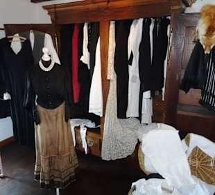 Historische Kleidung im Landmuseum