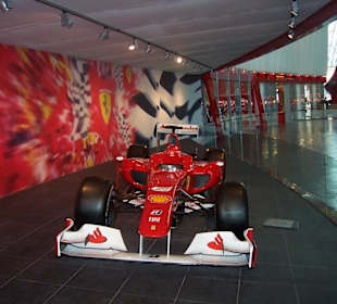 F1-Wagen im Eingangsbereich