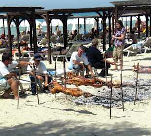 Lammgrillen am Strand. Lecker