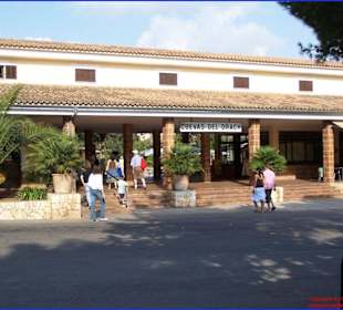 Blick auf den Eingang von Cuevas del Drac