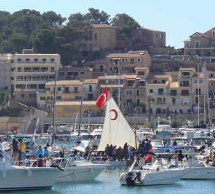 Viele Zuschauer auf Booten versperren den Blick